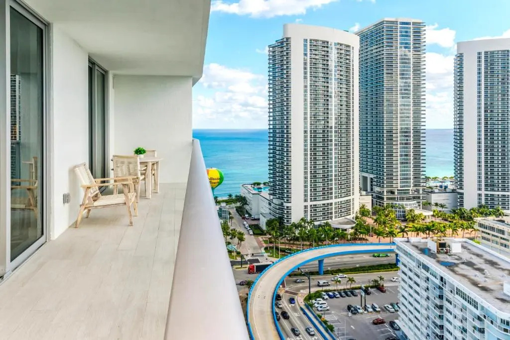 New2019 SW CornerSuite with WaterViews 9th Floor