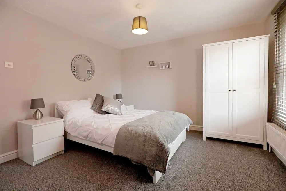 Spacious 2 Bedroom Cosy Apartment - Close to Station!