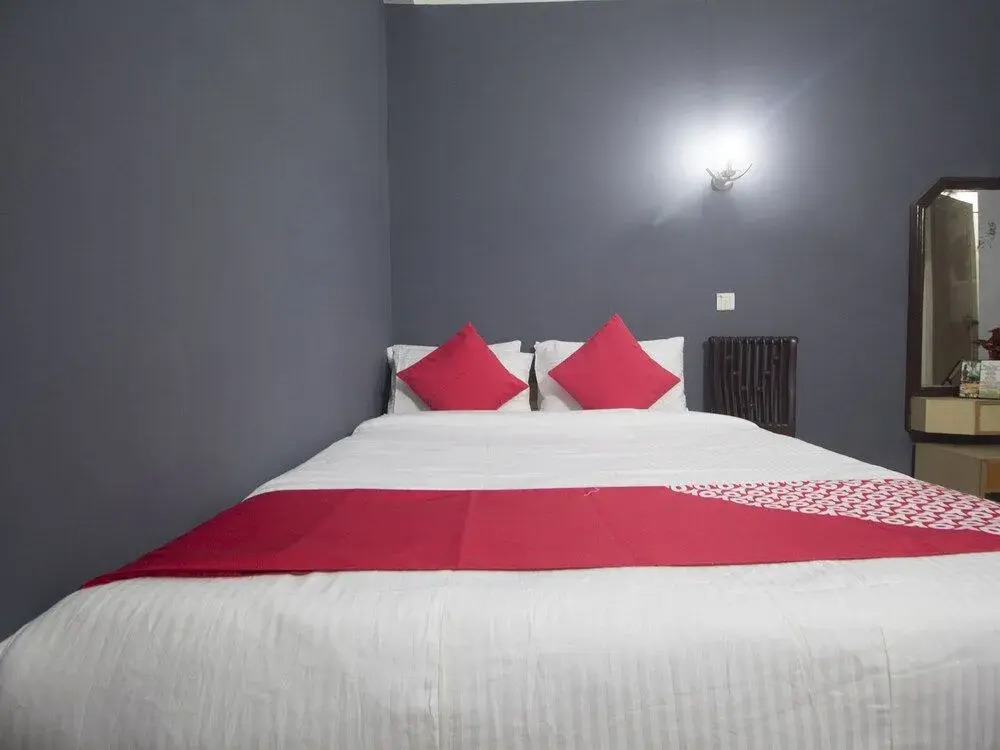 OYO 16041 Hotel Golden Moments