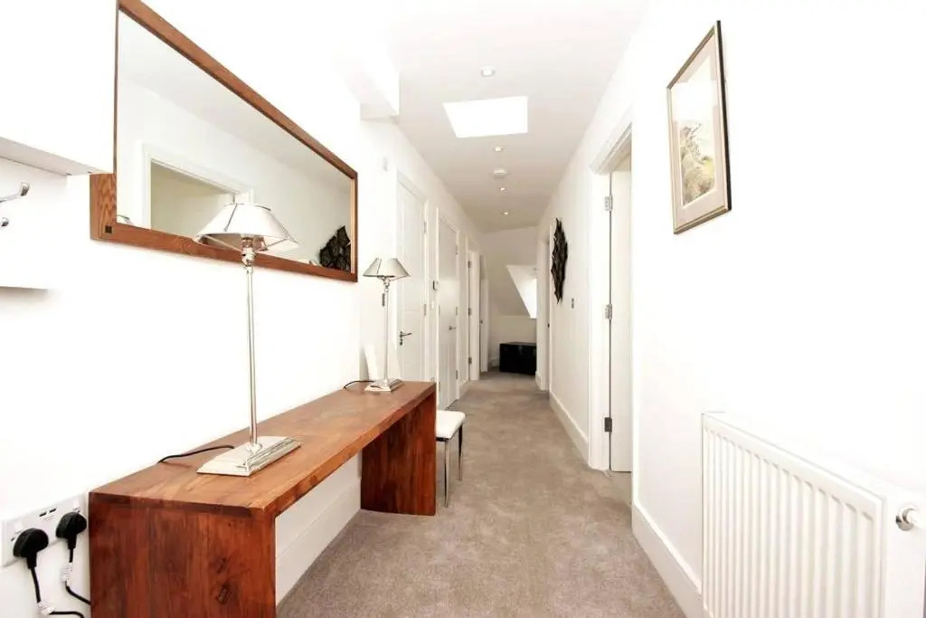 CC - Central Location Top Floor 2 Bed Deluxe Modern Apartment