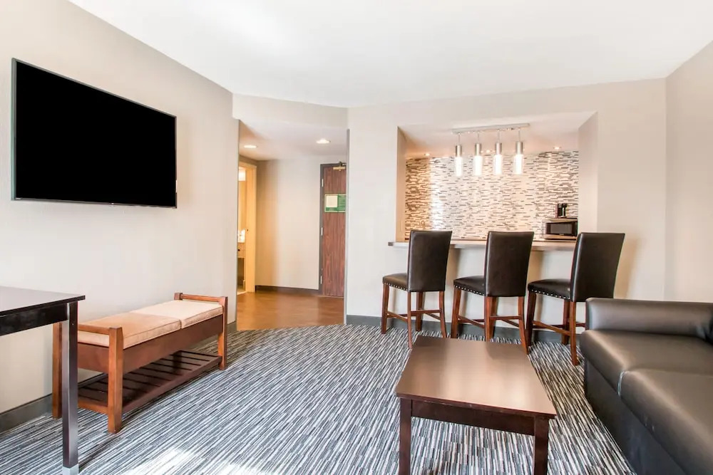 Clarion Inn & Suites Springfield
