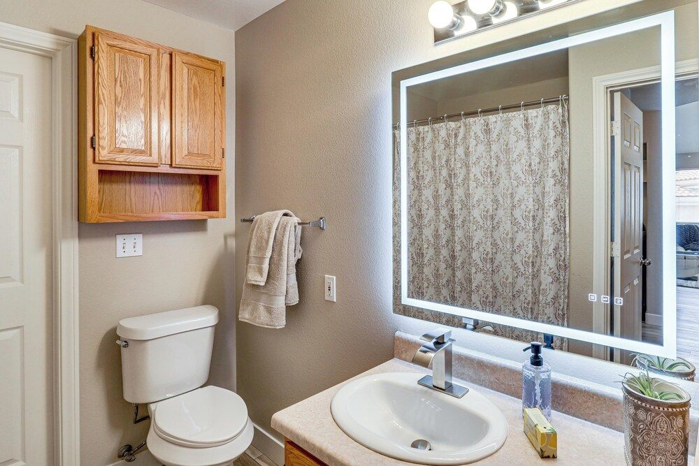 Long-term Ready! Green Valley Condo w/ Pool Access