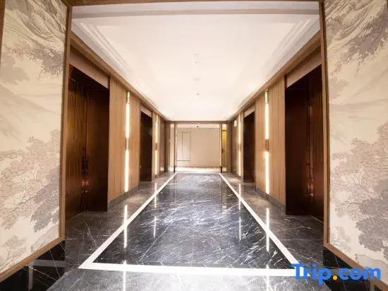 Ramada Encore Hotel (Wuhan Wangjiawan Yulong Road Subway Station Shop )