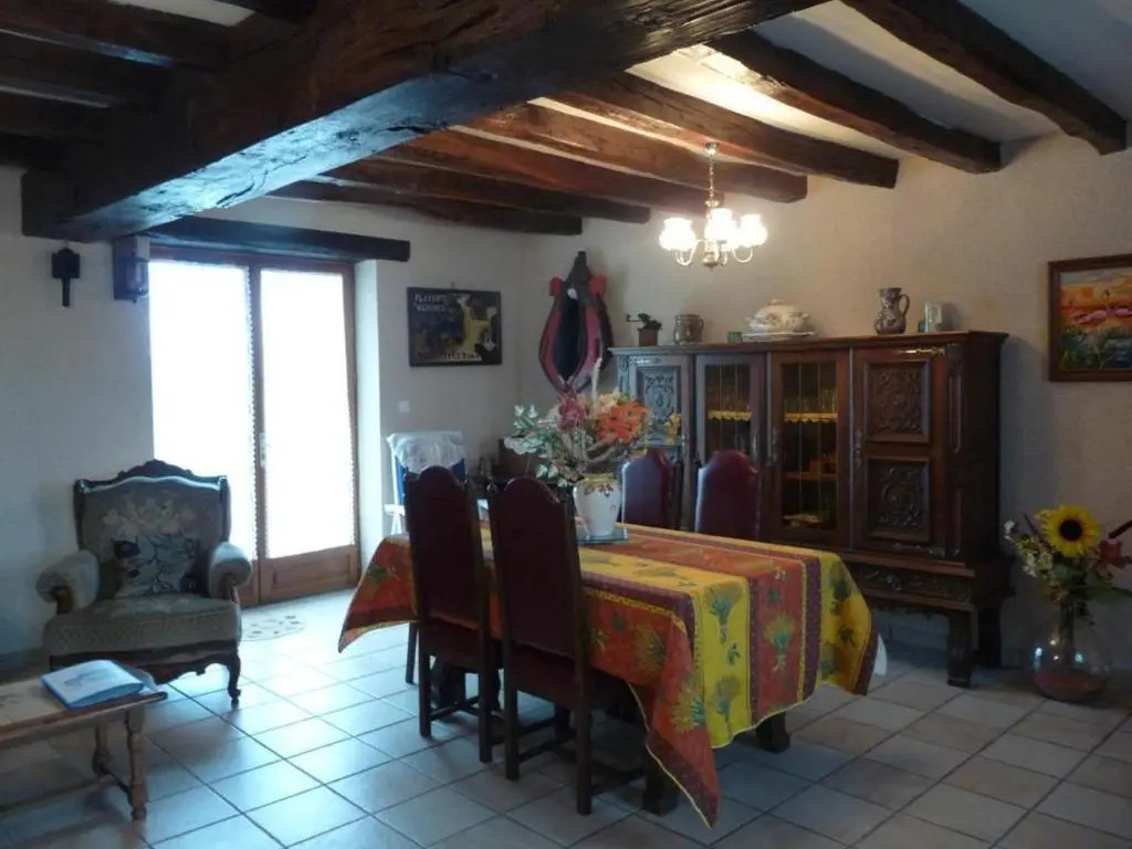 Fermette rénovée, animaux acceptés, internet, Montluçon proche - FR-1-489-83