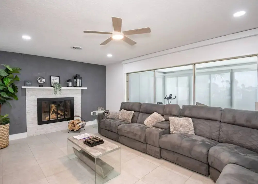 Riverside Retreat w Fireplace