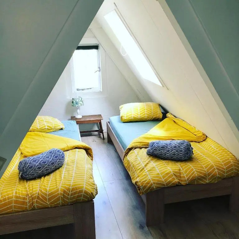 LUXE TOPLOCATIE! Monument hartje centrum Dordrecht, 2 badkamers, 2 keukens, tuintje (10 personen)