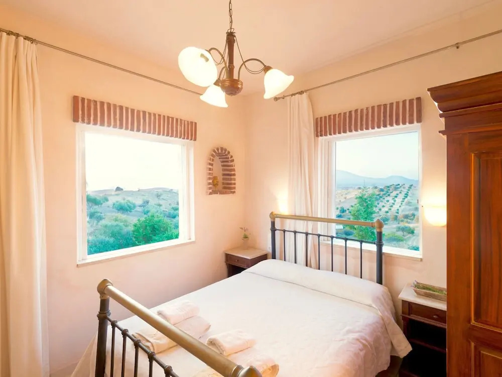 Peaceful Villa on Kamilari with Pool And Sun Lounger