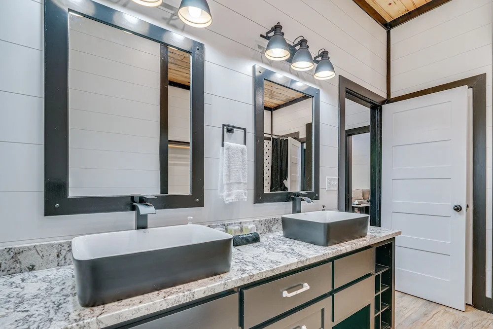 Near New Casino: Broken Bow Cabin w/ Hot Tub