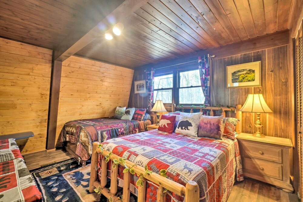 Mtn-View Cabin w/ Deck: 5 Mi to Gatlinburg