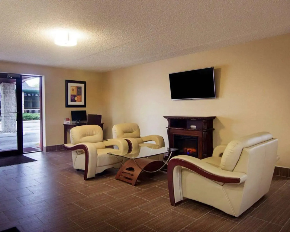 Super 8 by Wyndham Sturtevant Racine