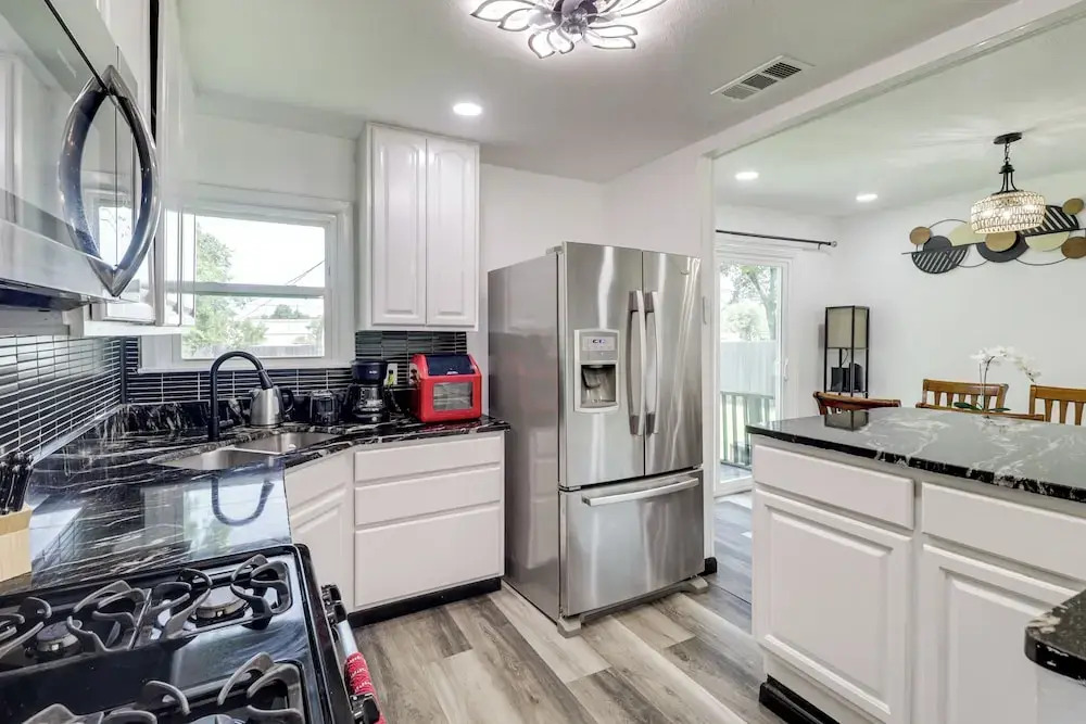 1 Mi to At&t Stadium: Cozy Family Home w/ Yard!