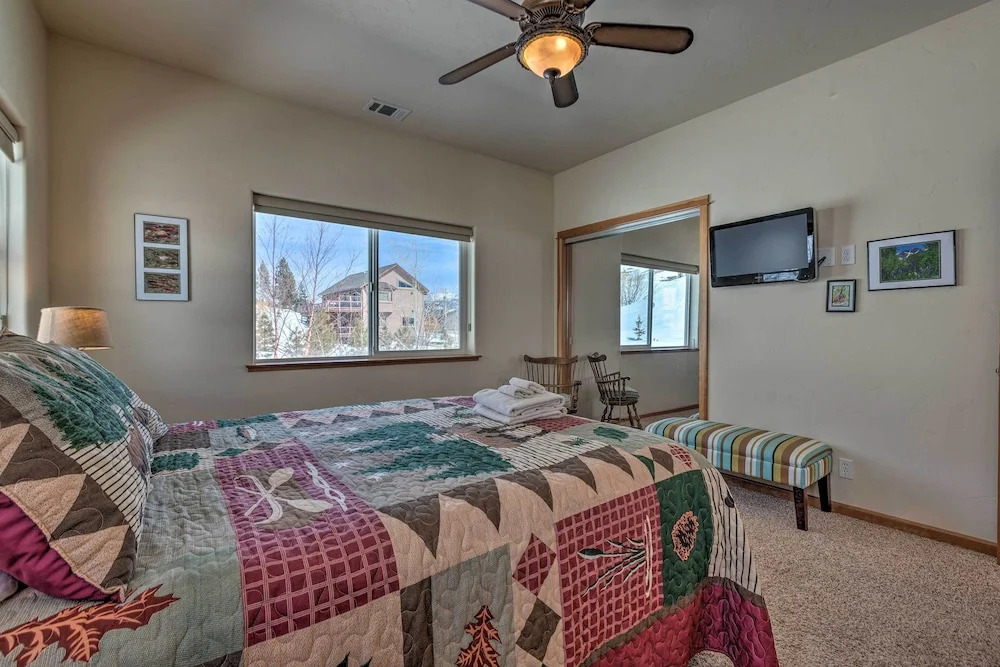 Mountain-view Deck: South Lake Tahoe Retreat!