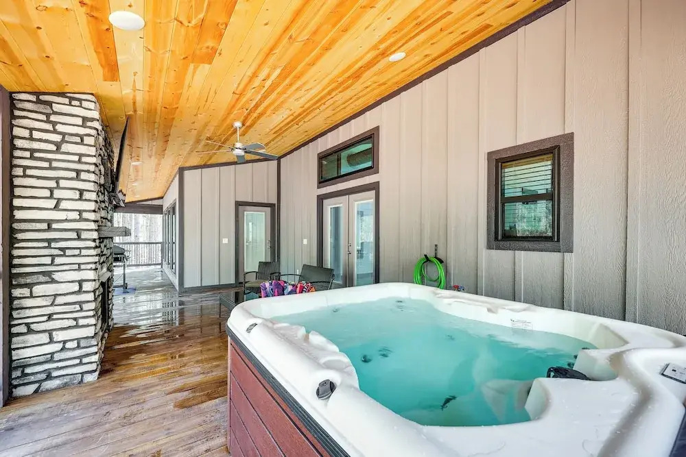 Near New Casino: Broken Bow Cabin w/ Hot Tub