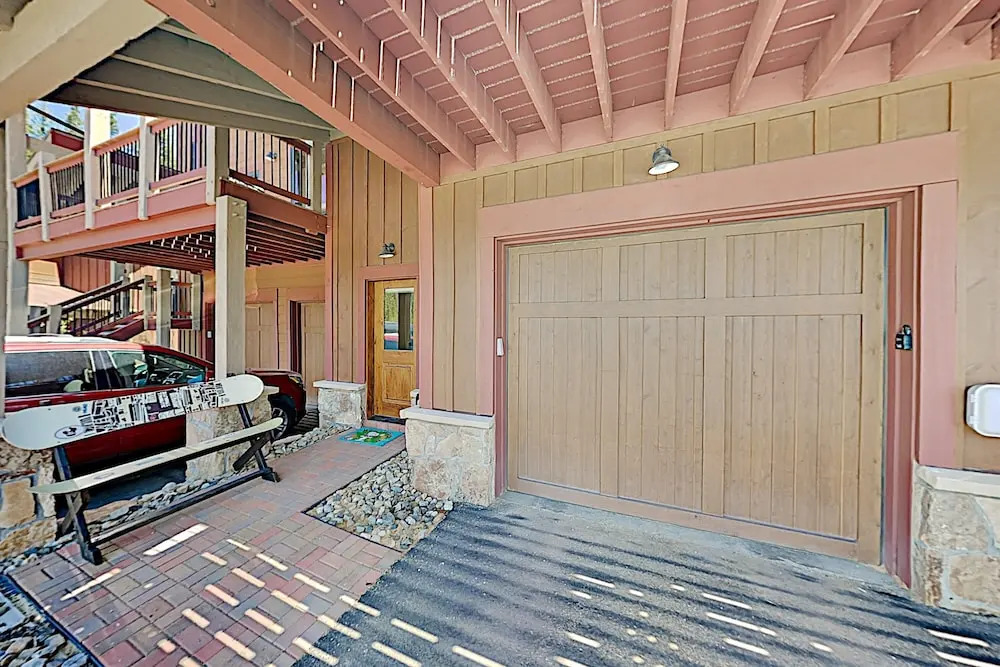 Upscale Decks, Heated Garage, Near Shuttle 3 Bedroom Townhouse