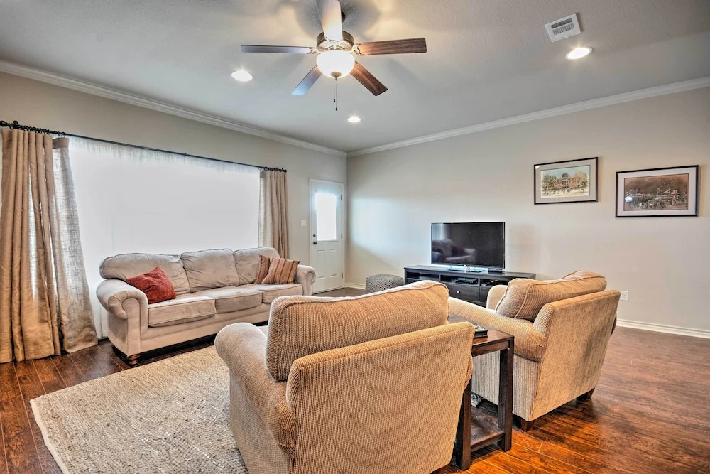 College Station Townhouse w/ Private Patio