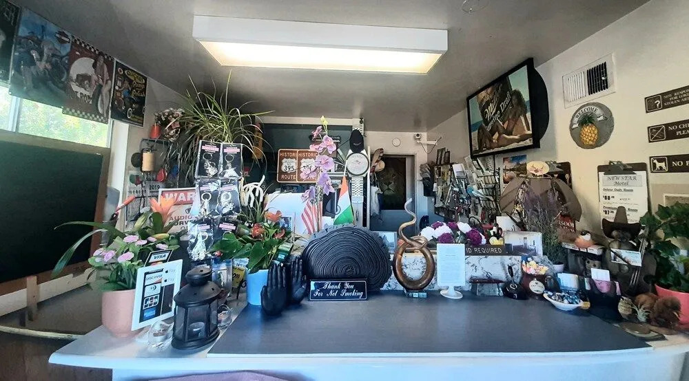 HARRYS MAN CAVE - A Vintage Motel on the Historic 395 route - The New Star Motel Experience