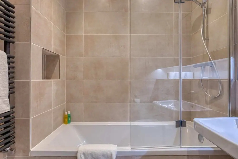Lovely 2bed 2bath W/balcony in London Bridge, London