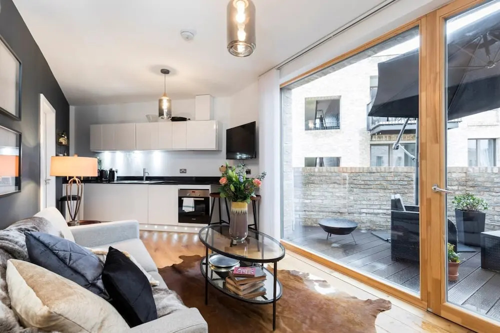 Modern & Designed 2 bed Penthouse Apt Sleeps Five