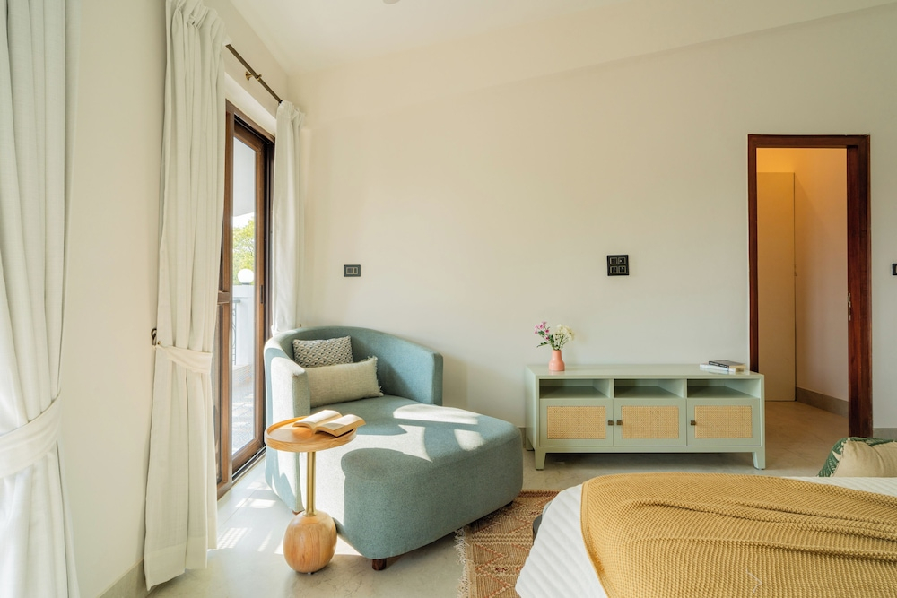 ELIVAAS Villa Paraiso 4 BHK with Pool & Bar