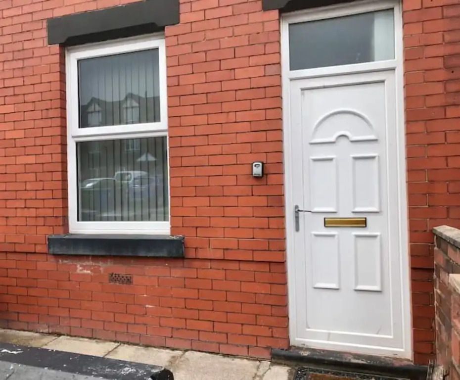 Stylish 3 Bedroom House Only 5 Mins From M6/m58