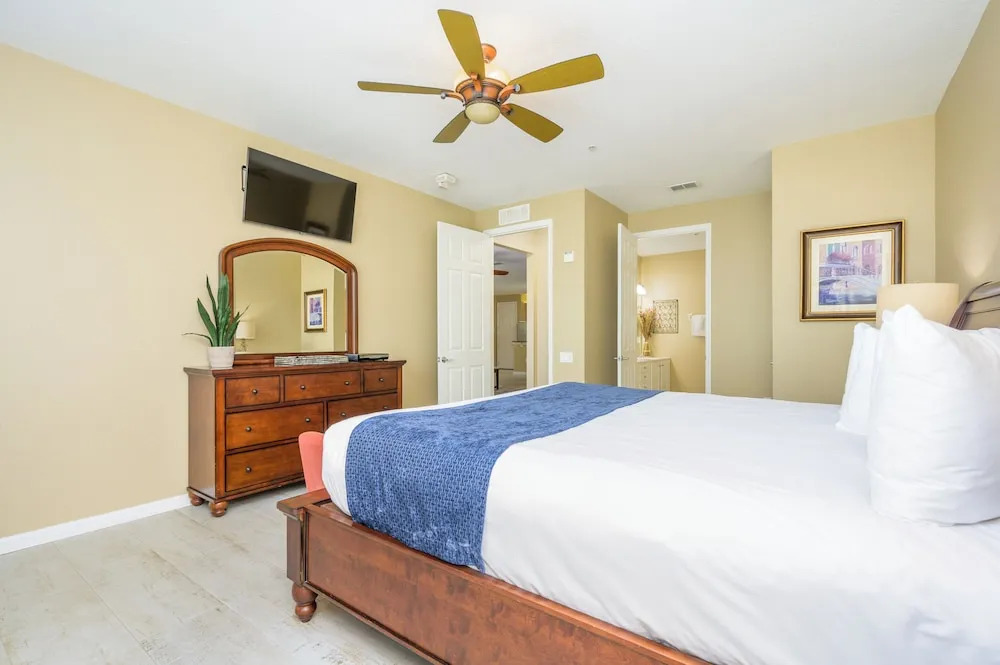 Epic Universe Premium Lake View Condo, Vista Cay - 1007