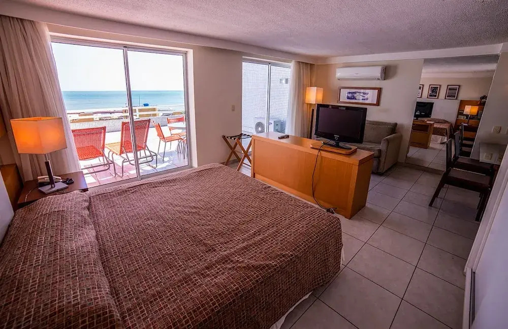 Flats com ampla varanda - 150m da Praia de Ponta Negra