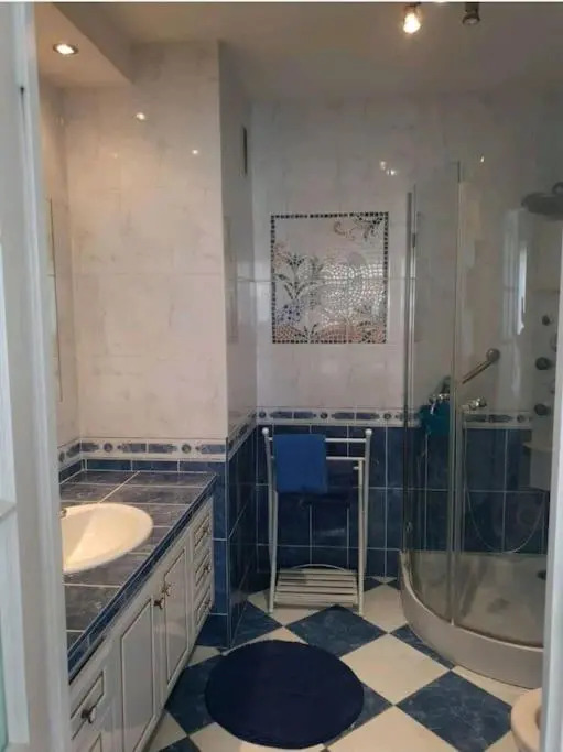 Spacieux F2 climatisé vue mer, piscine et parking