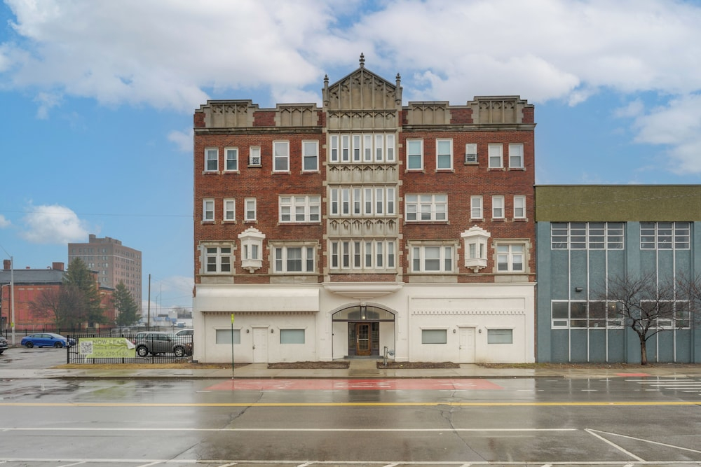 1 Mi to Comerica Park: Convenient Couple's Retreat