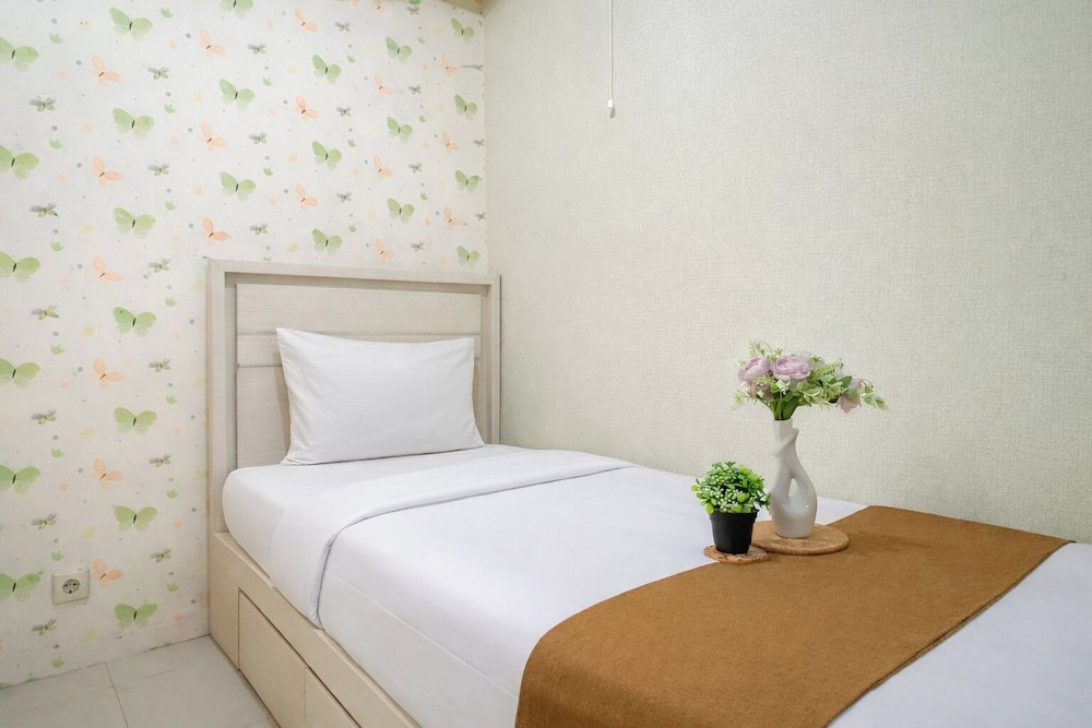 Neat 2Br For 3 Pax At Bassura City Apartment
