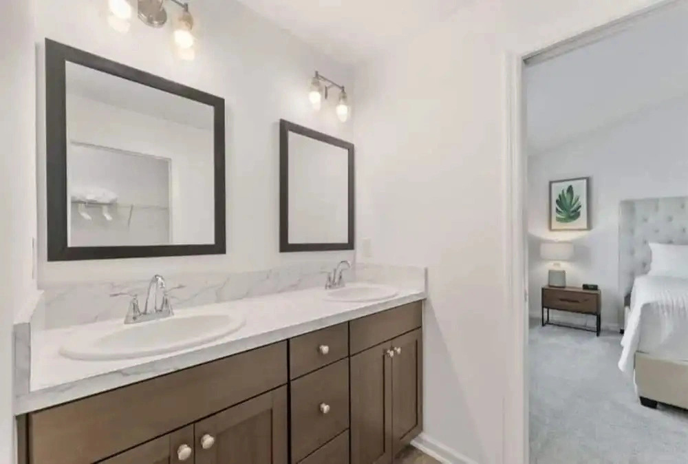 561l Stunning Home, Pool Access, Garage Parking