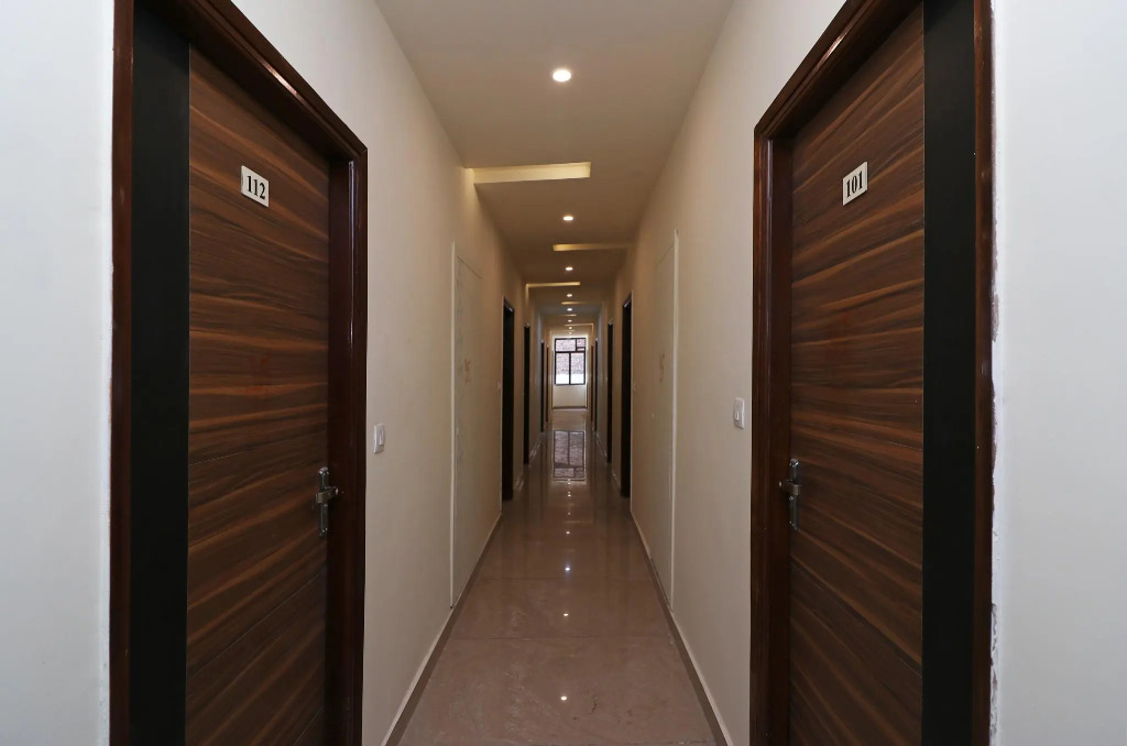 OYO 22825 Hotel Crown Stay inn