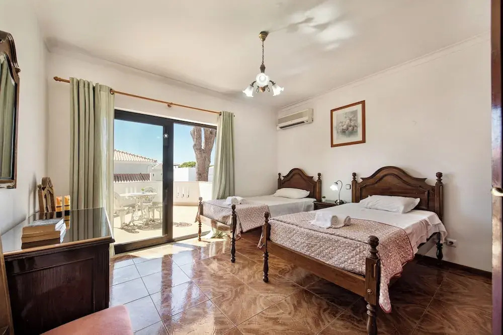 Residential cul-de-sac walking distance to centre, private pool, free AC wifi