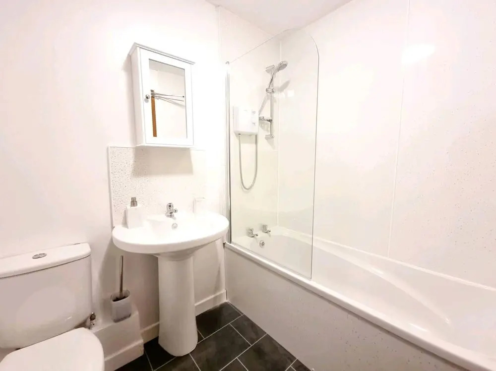 Lovely 2 bed with free parking