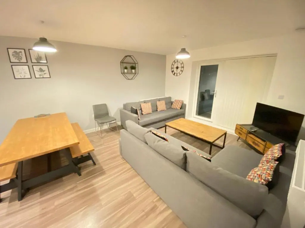 3 Bedrooms doubles or singles, 2 PARKING SPACES! WIFI & Smart TV's, Balcony
