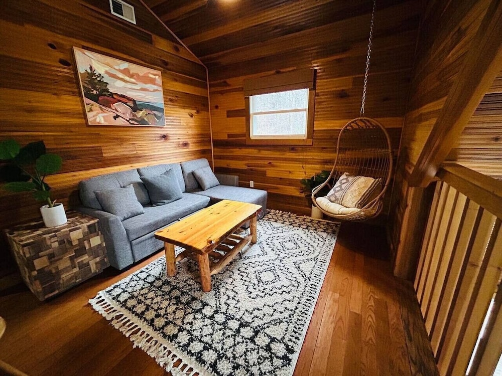 14 Guest, 7 Bed, 4 BR, Lakefront Cabin w/ Hot Tub