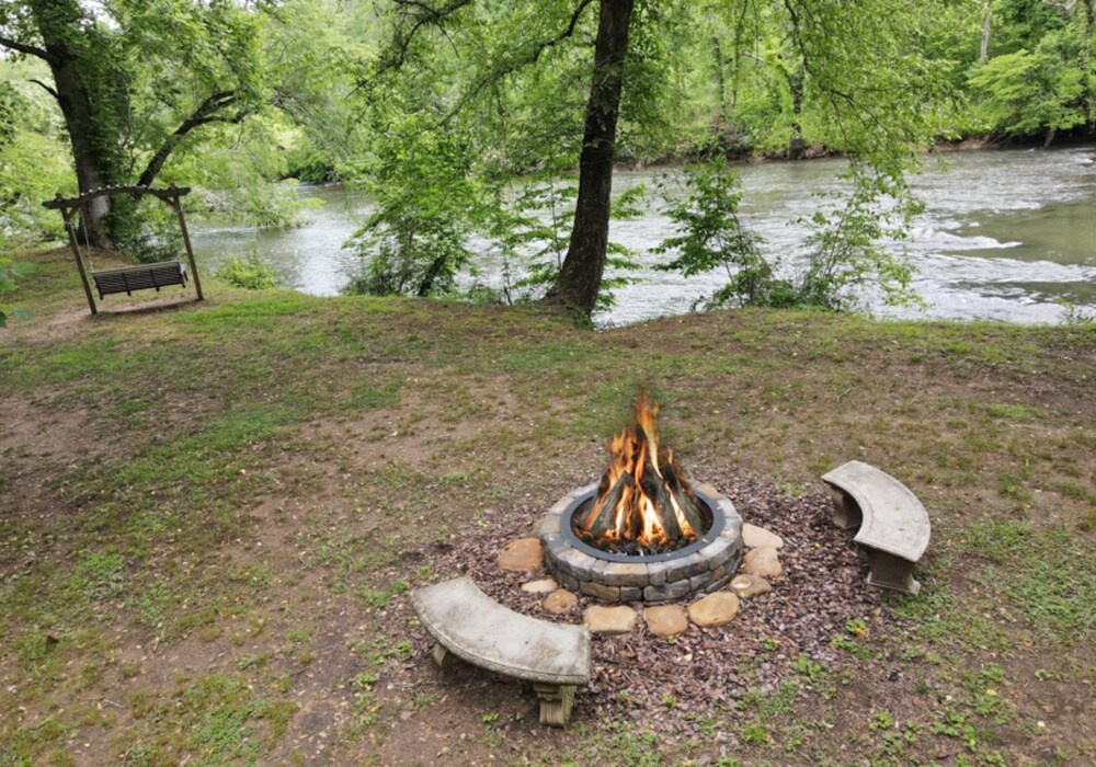 Hidden Creek Cabin by Escape to Blue Ridge