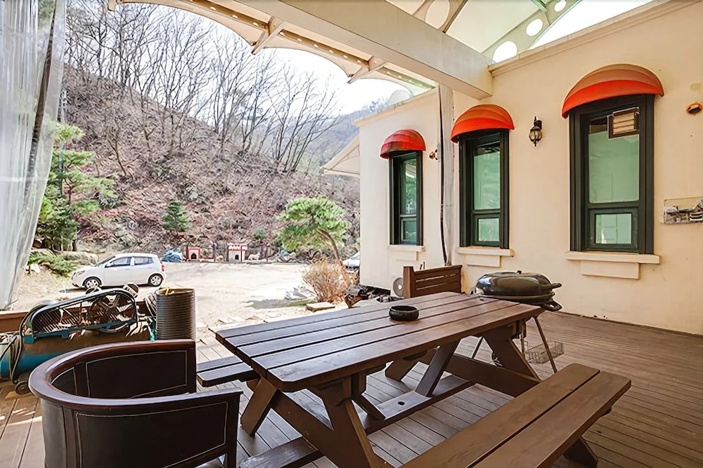 Yangpyeong Over the Mountain Pension
