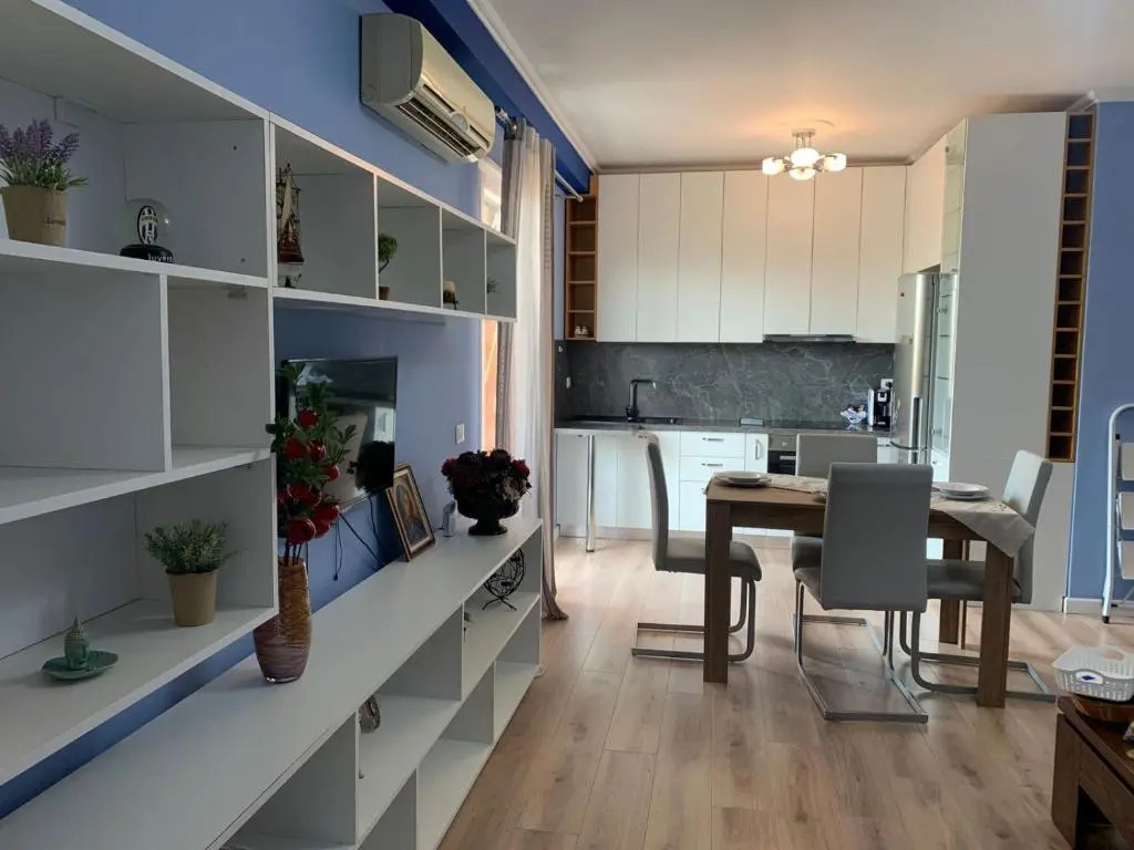 Modern cozy apt w/in 10 min walk from main square