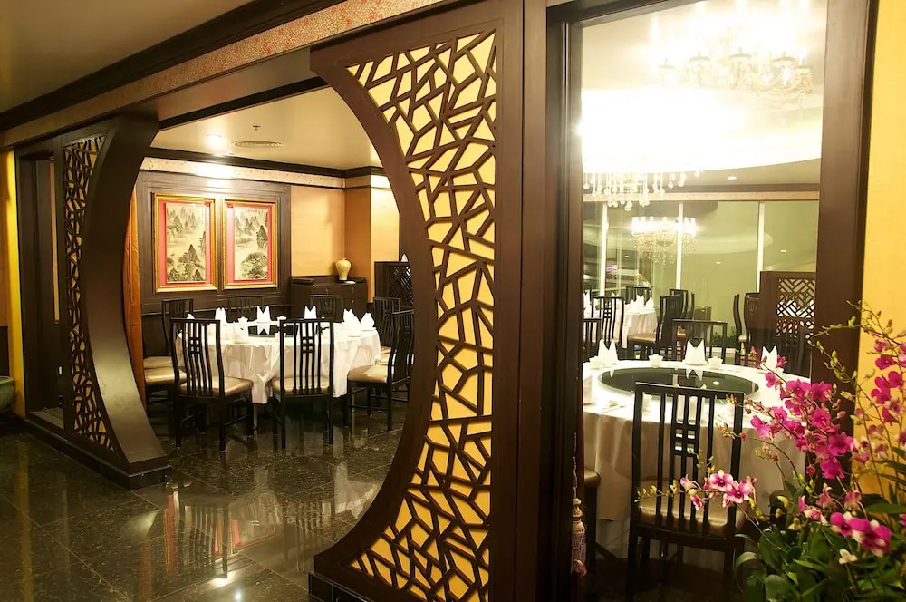 Jolly Suites and Spa Petchkasem