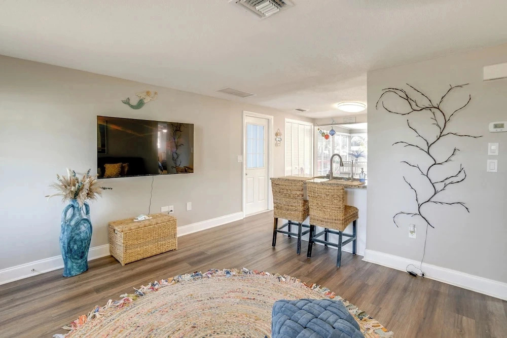 3 Mi to Beach: Venice Escape w/ Backyard Oasis
