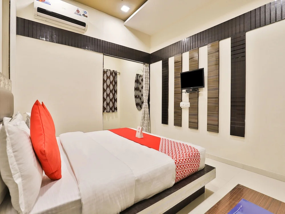 OYO Collection O 11610 Hotel Shreenath