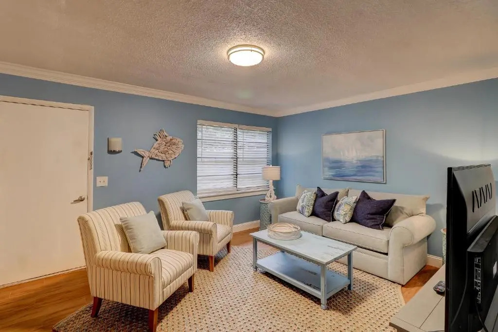 #61 Beautiful Condo Ideal Location 2BDR/2 Parkings