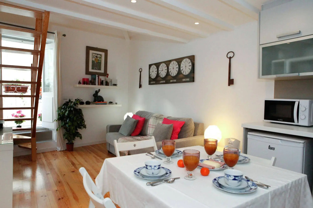 Alfama Yellow House