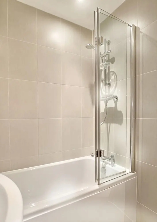 Trinity Court - Central Windsor modern 1 bed flat, with gated parking.