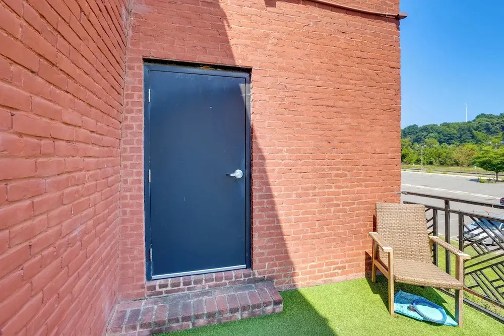 Dtwn Lynchburg Loft w/ Shared Deck: Walk to River