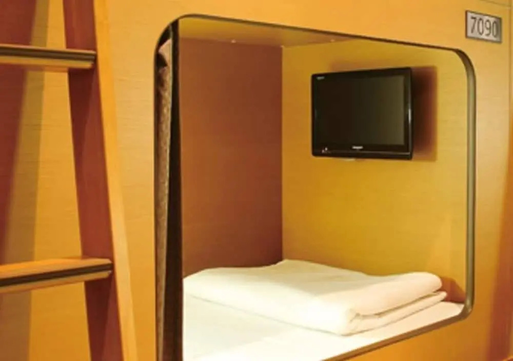 Nikoh Capsule Hotel Refre - Hostel - Caters to Men