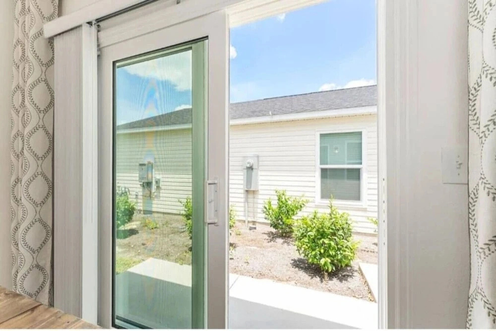 561l Stunning Home, Pool Access, Garage Parking