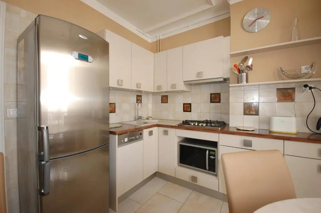 Two-Bedroom Apartment Champs-Elysées