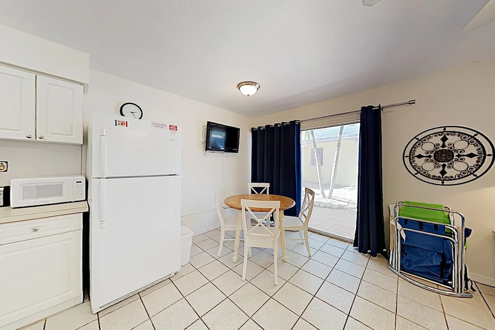 New Listing! Island Escape Steps To Stunning Beach 1 Bedroom Apts