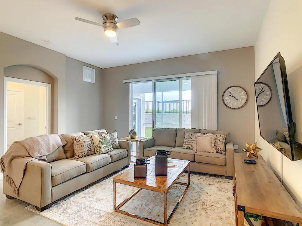 Fantastic Stylish 2BR condo in Four Corners with free Waterpark
